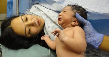 Акушеро-гинекологичните отделения в цялата страна отбелязват Деня на родилната помощ